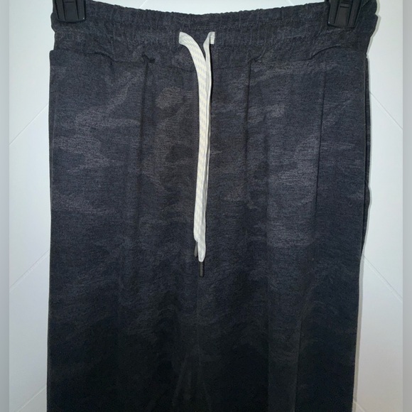 Vuori Performance Joggers Black Camo Medium - Picture 10 of 16